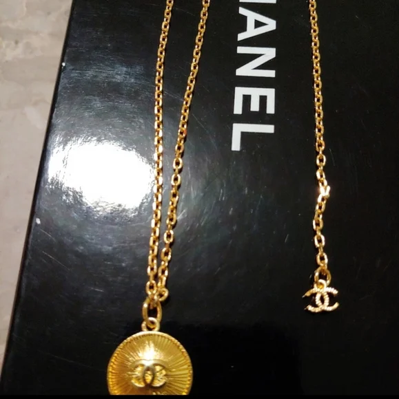 Authentic, exquisite CHANEL Necklace - Picture 4 of 11